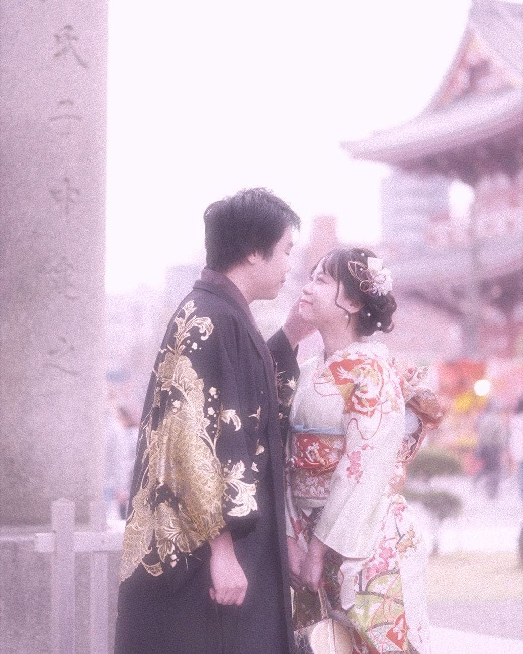 Witita and Sorratat in kimono at a Tokyo temple gate